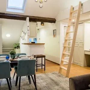 spacious-studio-in-hyper-center-smart-tv-wifi-4p.fr-paris.fr/