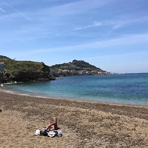 Le Cabanon Bleu Sur La Marseille